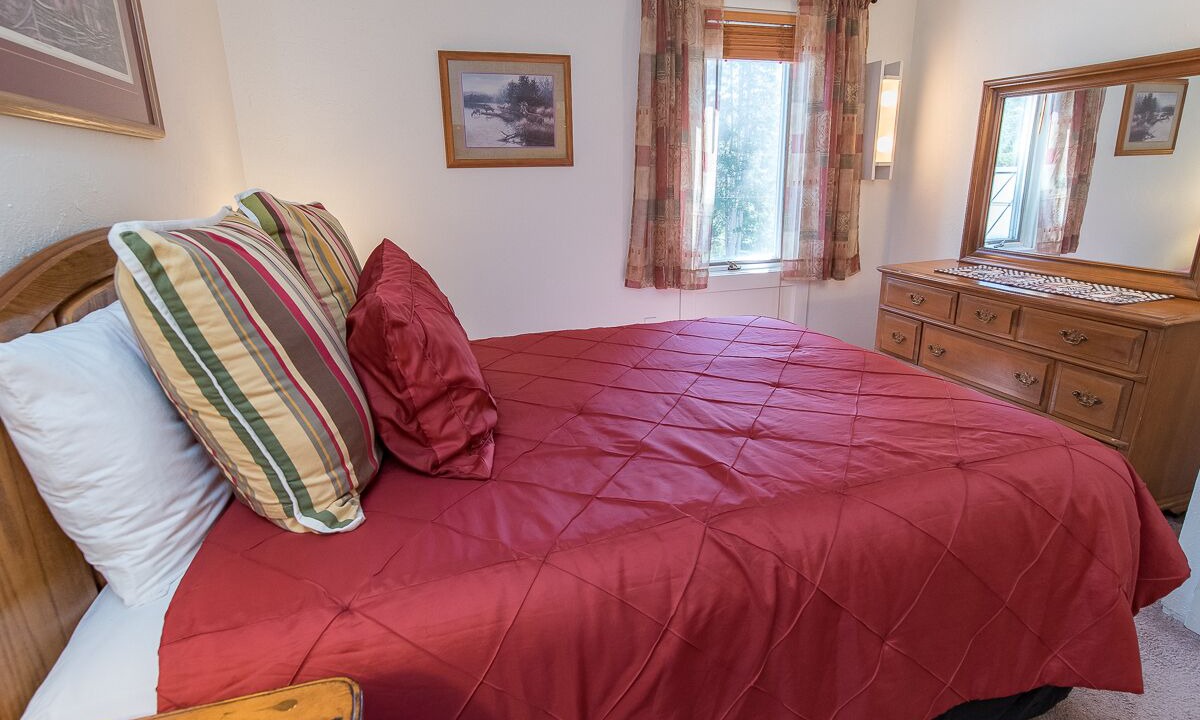 Photo of Bedroom in Peak 8