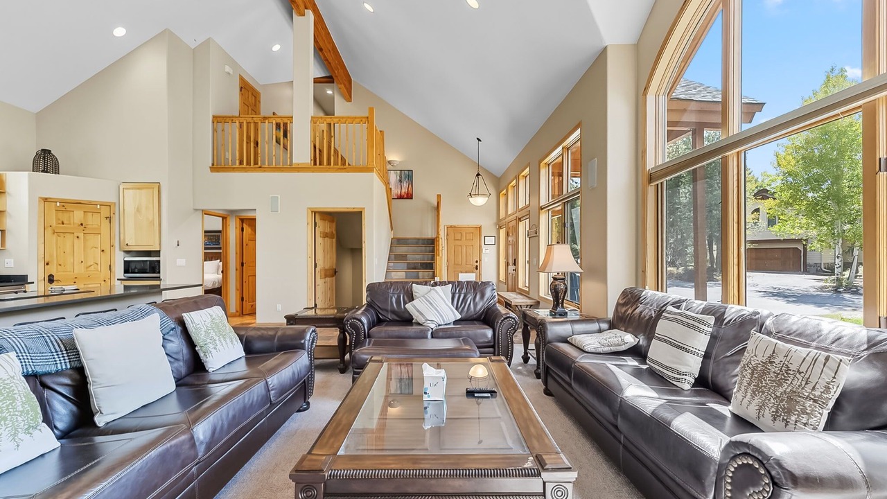 Photo of Livingroom in Three Peaks