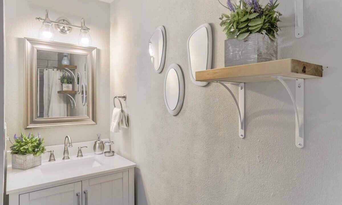 Photo of Bathroom in Manitou Springs Historic District