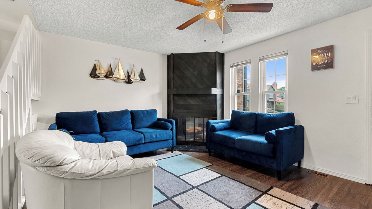 Photo of Livingroom in Prides Crossing