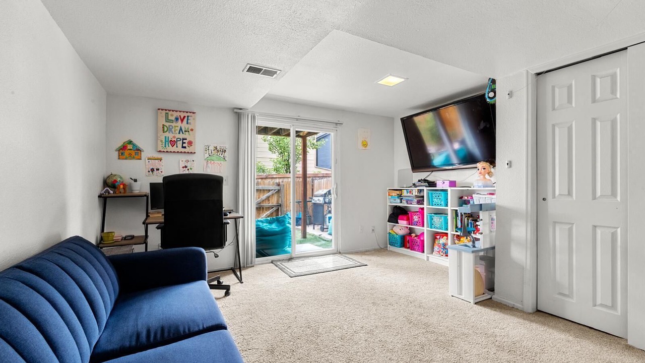 Photo of Livingroom in Prides Crossing