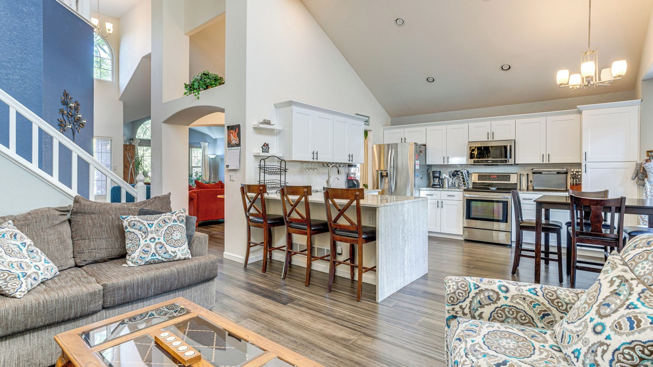 Photo of Livingroom in Prides Crossing
