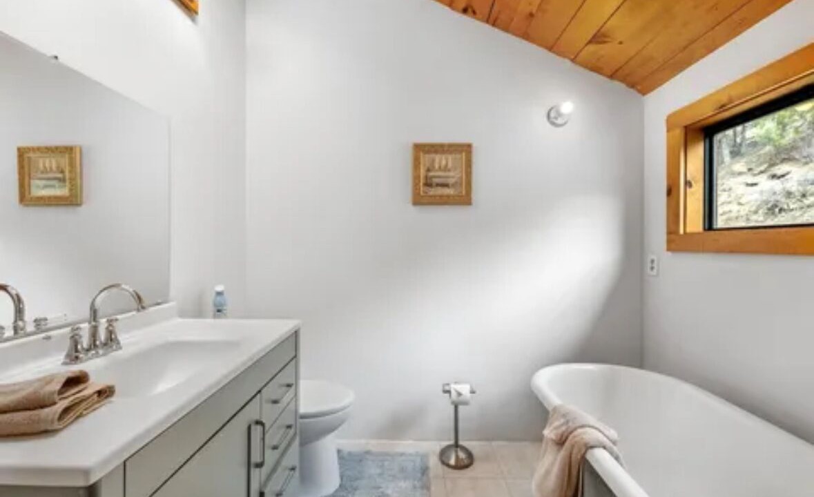 Photo of Bathroom in Hesperus