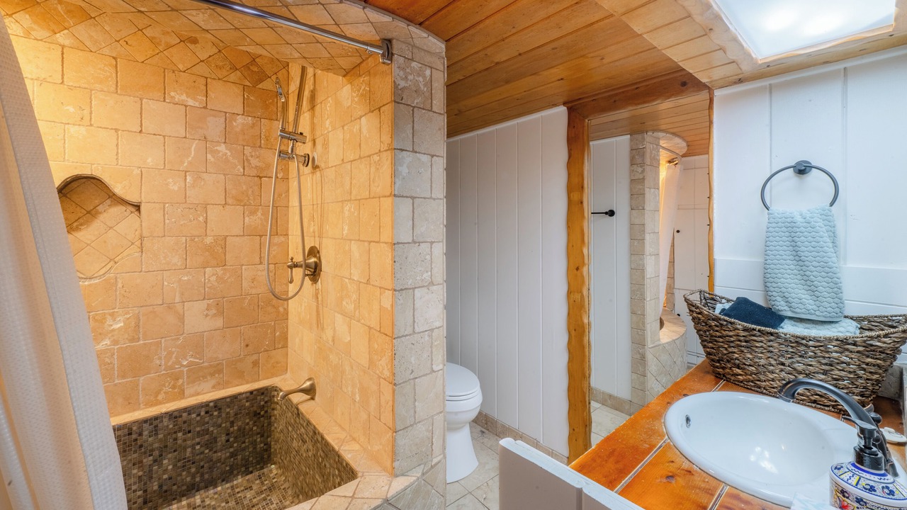 Photo of Bathroom in Golden
