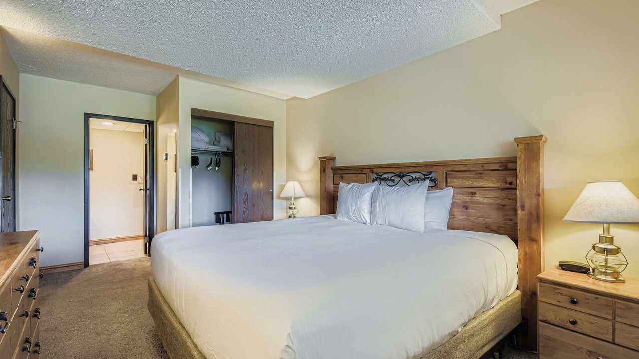 Photo of Bedroom in Peak 9