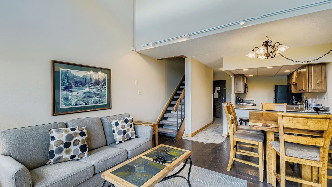 Photo of Livingroom in Peak 9