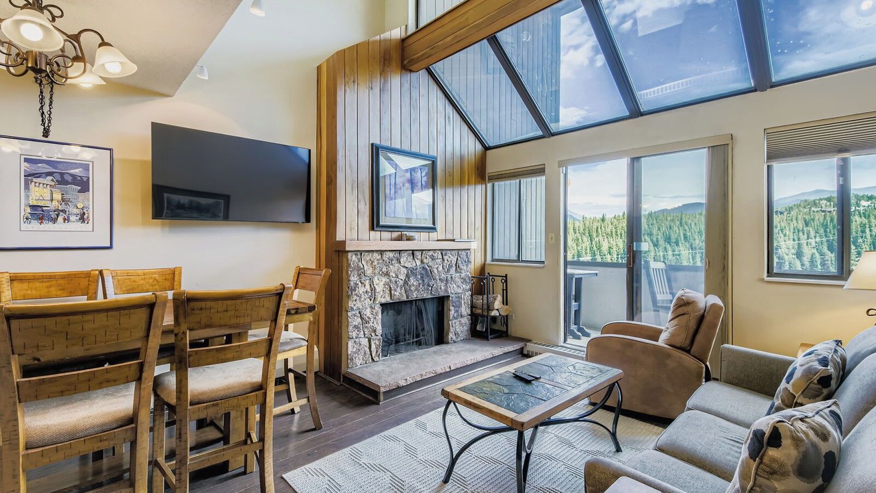 Photo of Livingroom in Peak 9
