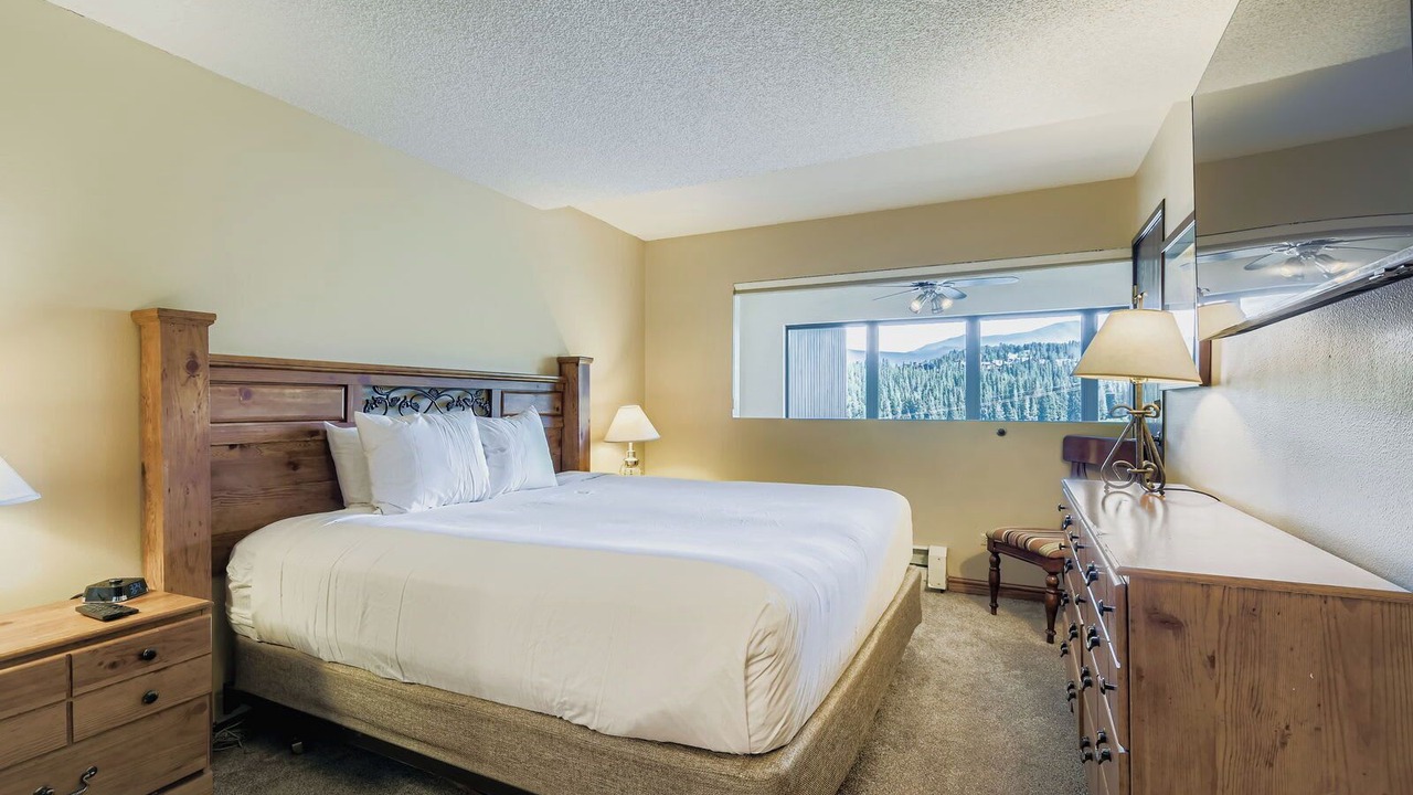 Photo of Bedroom in Peak 9