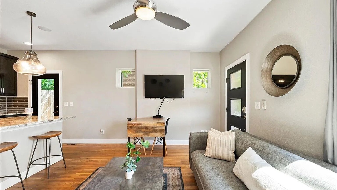 Photo of Livingroom in Jefferson Park