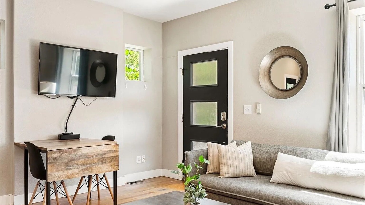 Photo of Livingroom in Jefferson Park