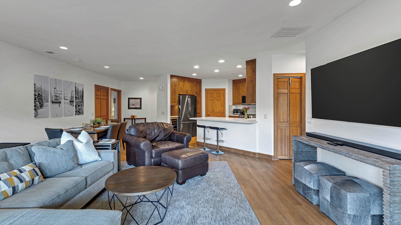 Photo of Livingroom in Edwards