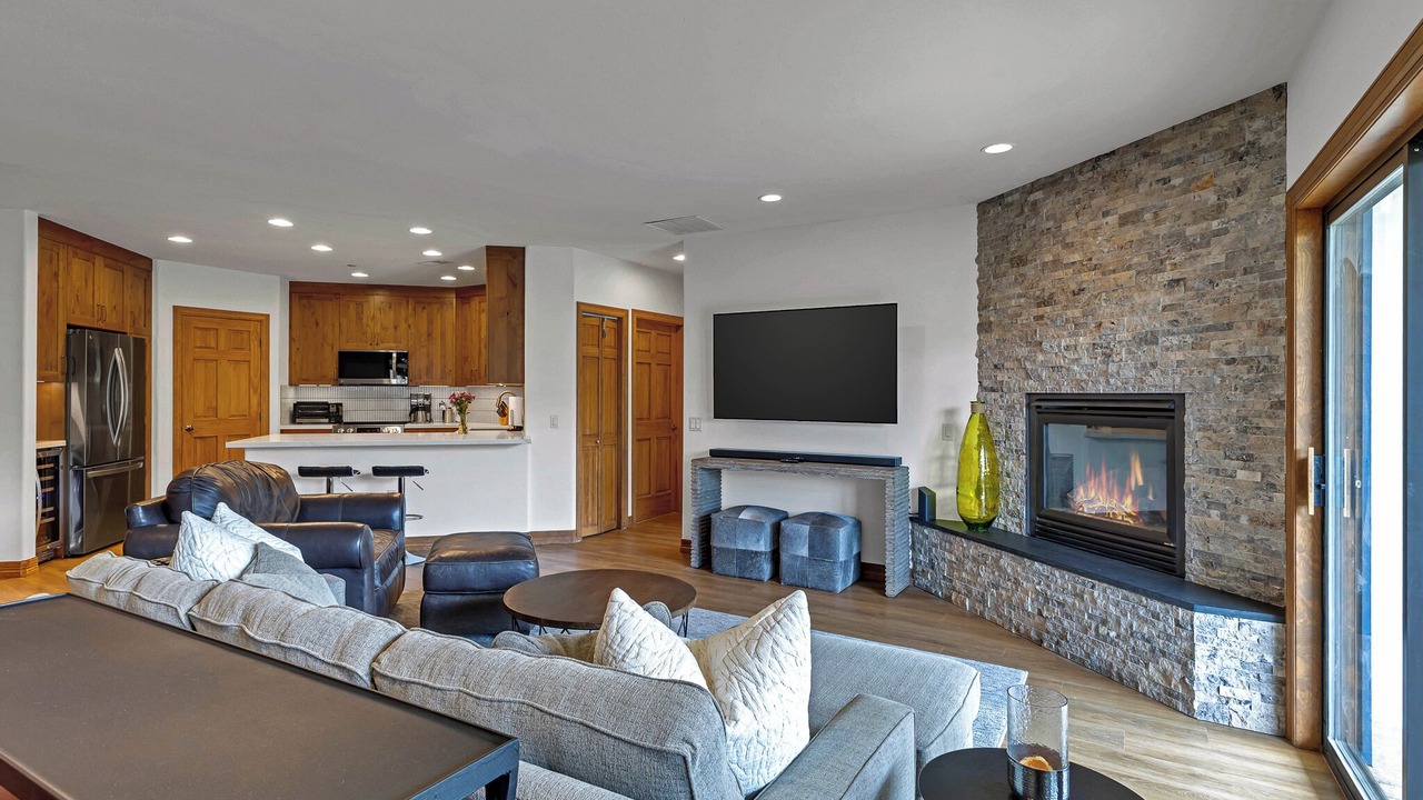 Photo of Livingroom in Edwards