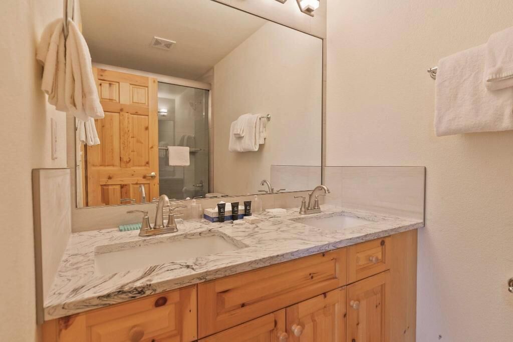 Photo of Bathroom in Four O'Clock