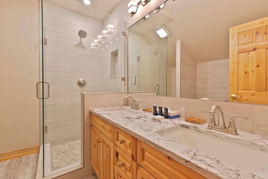 Photo of Bathroom in Four O'Clock