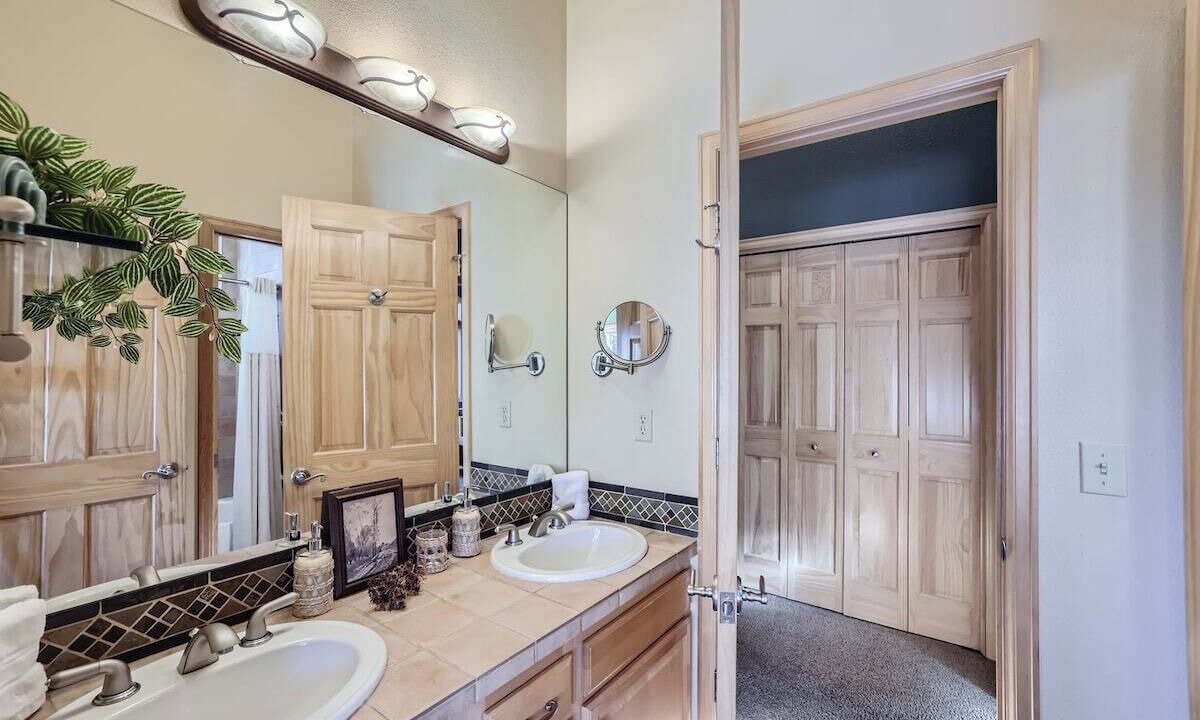 Photo of Bathroom in Shadow Mountain