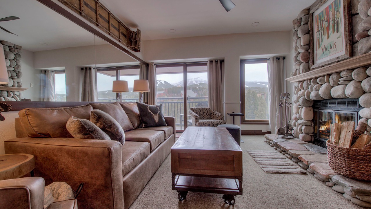 Photo of Livingroom in Peak 9