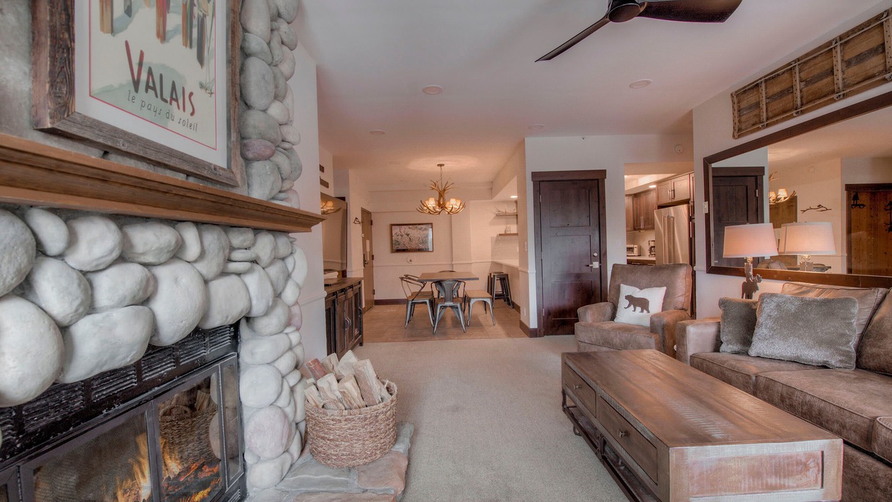 Photo of Livingroom in Peak 9