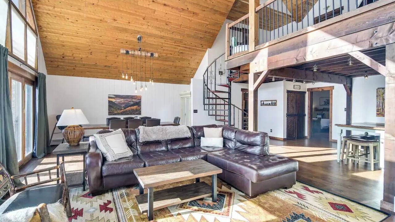 Photo of Livingroom in Evergreen West Central