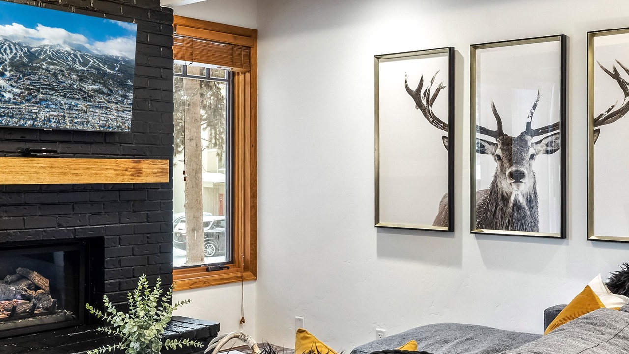 Photo of Livingroom in Peak 9
