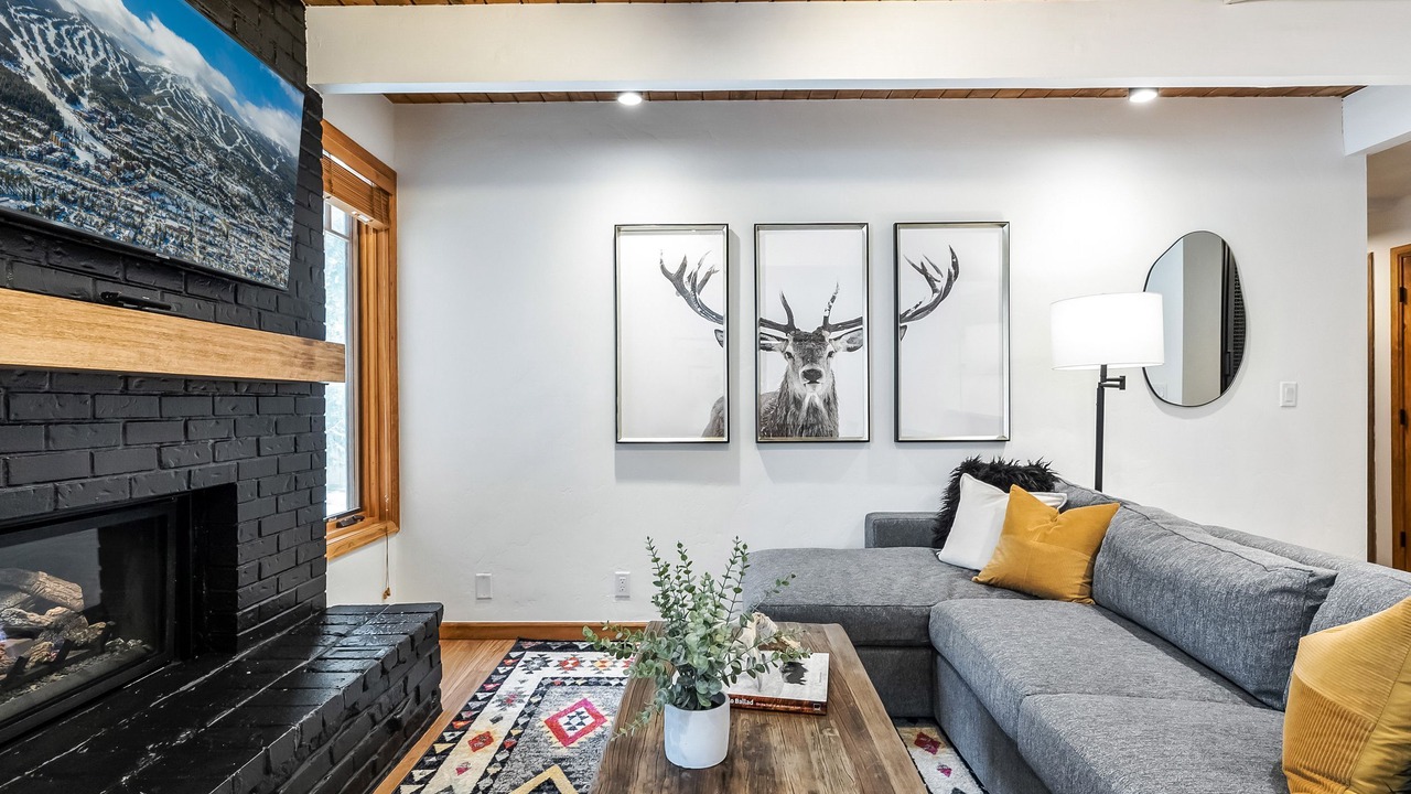 Photo of Livingroom in Peak 9