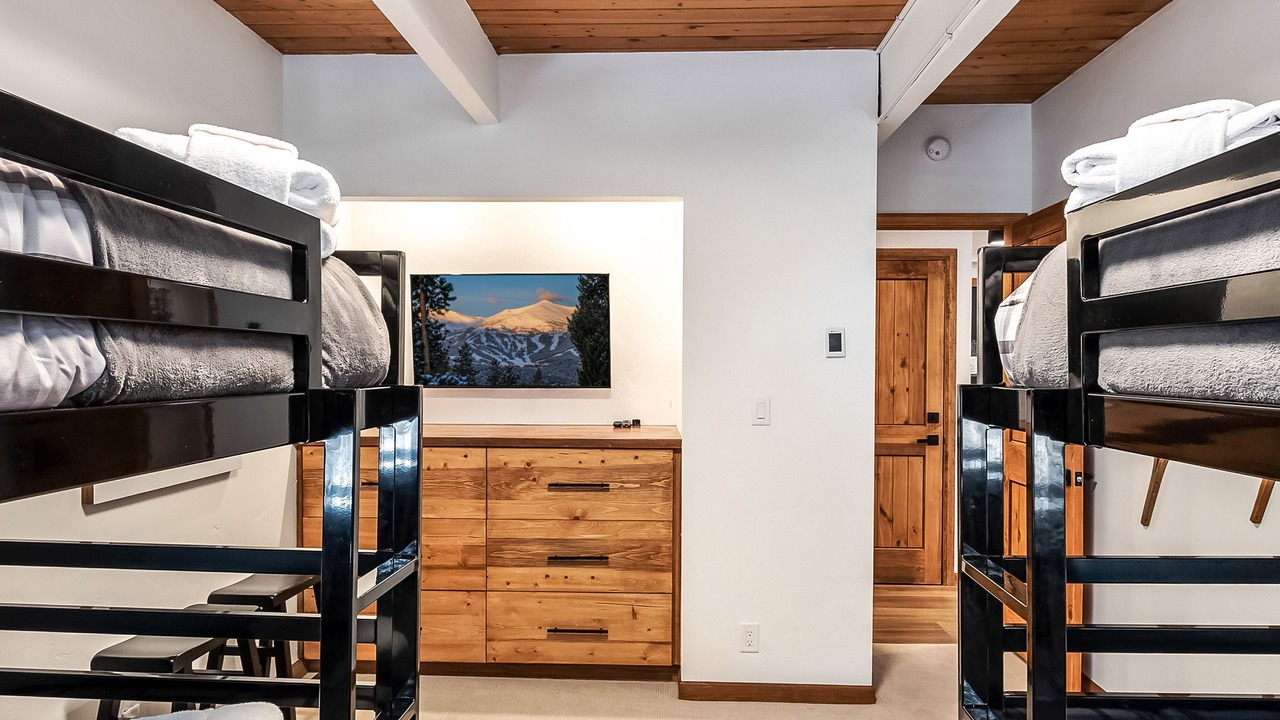 Photo of Bedroom in Peak 9