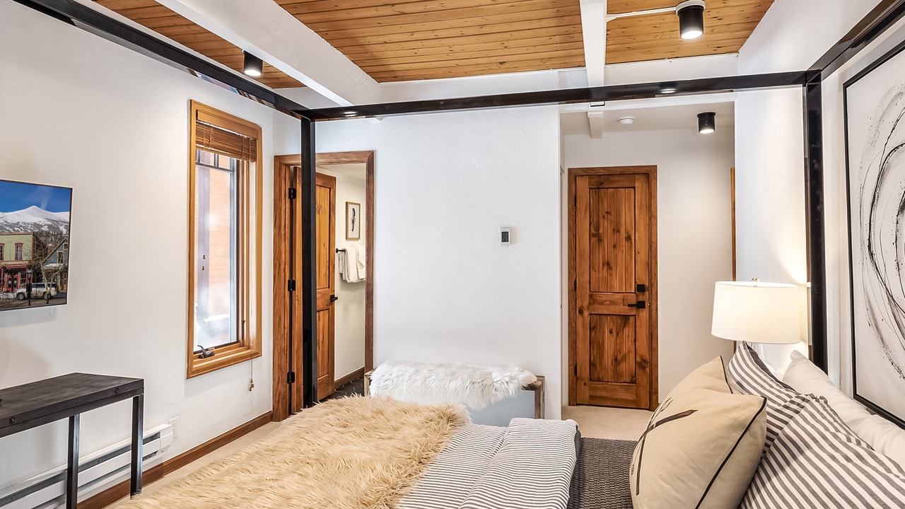 Photo of Bedroom in Peak 9