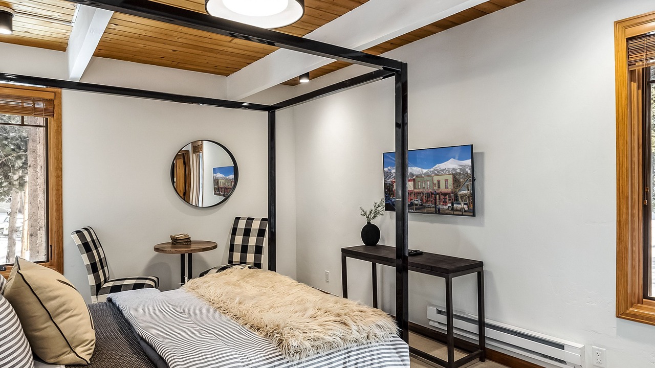 Photo of Bedroom in Peak 9