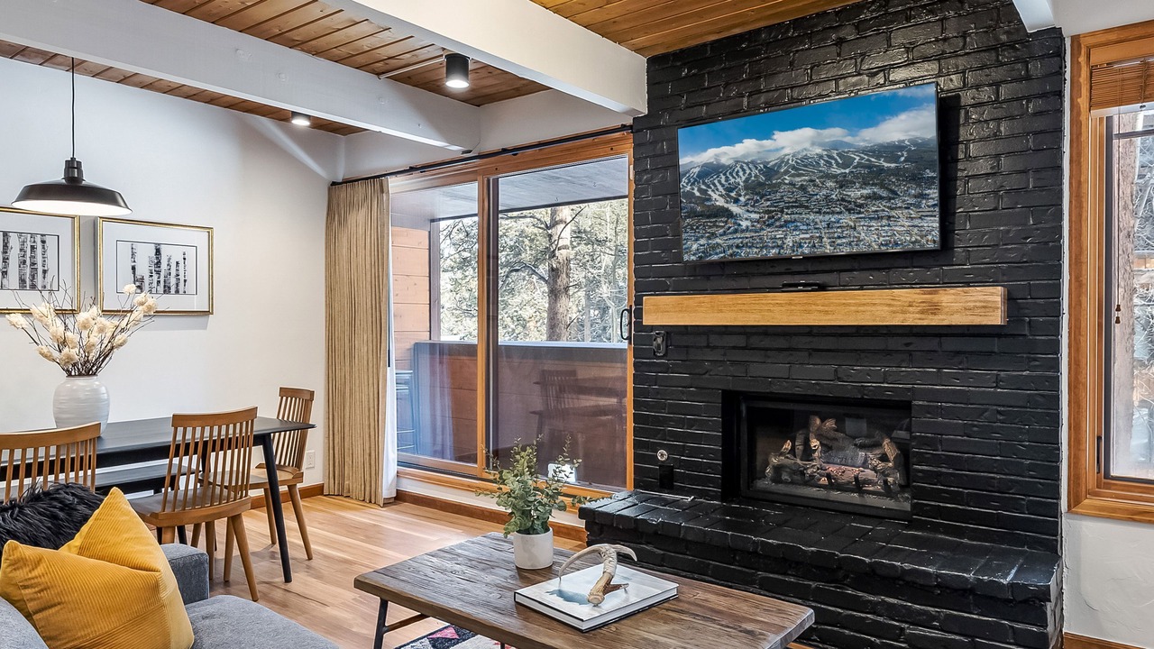Photo of Livingroom in Peak 9