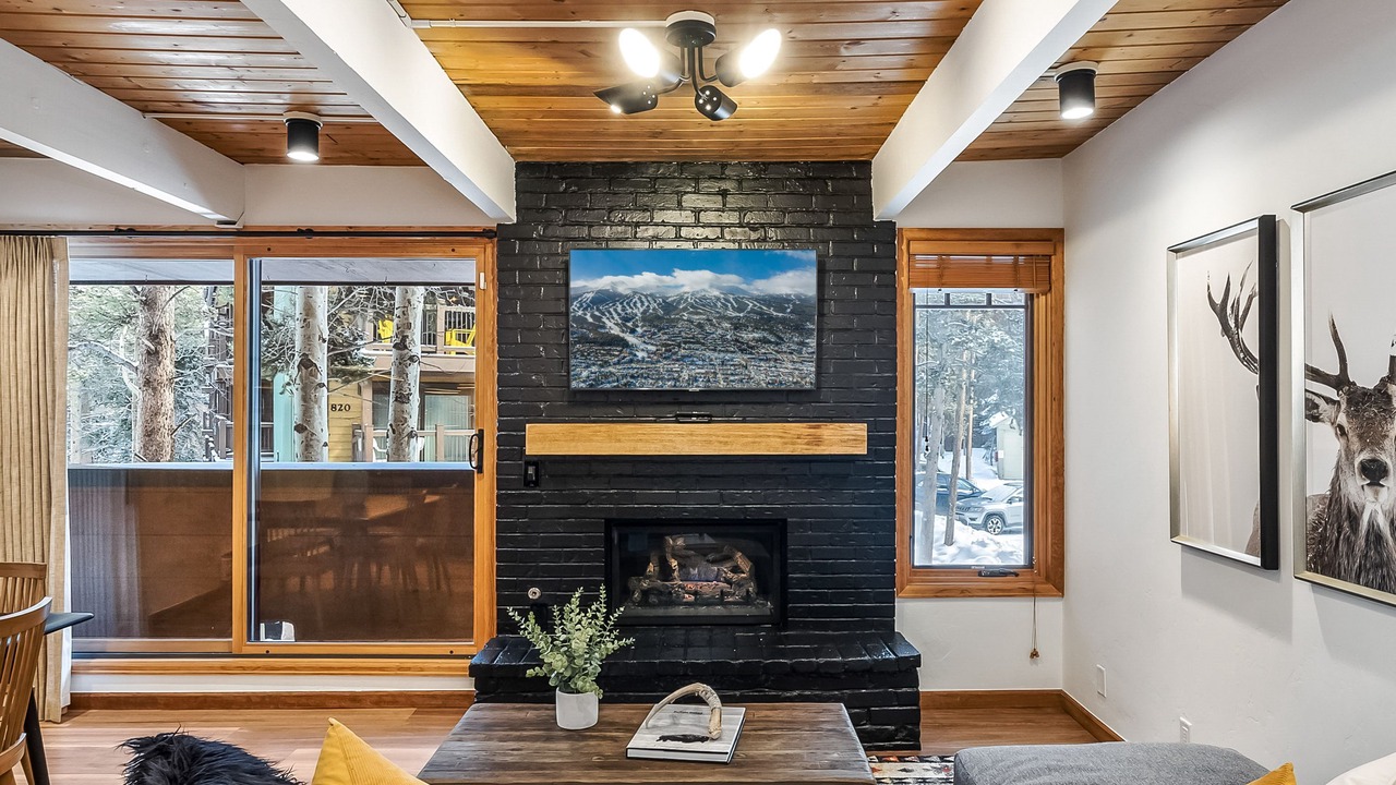 Photo of Livingroom in Peak 9