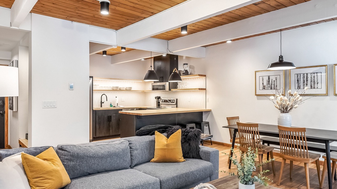 Photo of Livingroom in Peak 9
