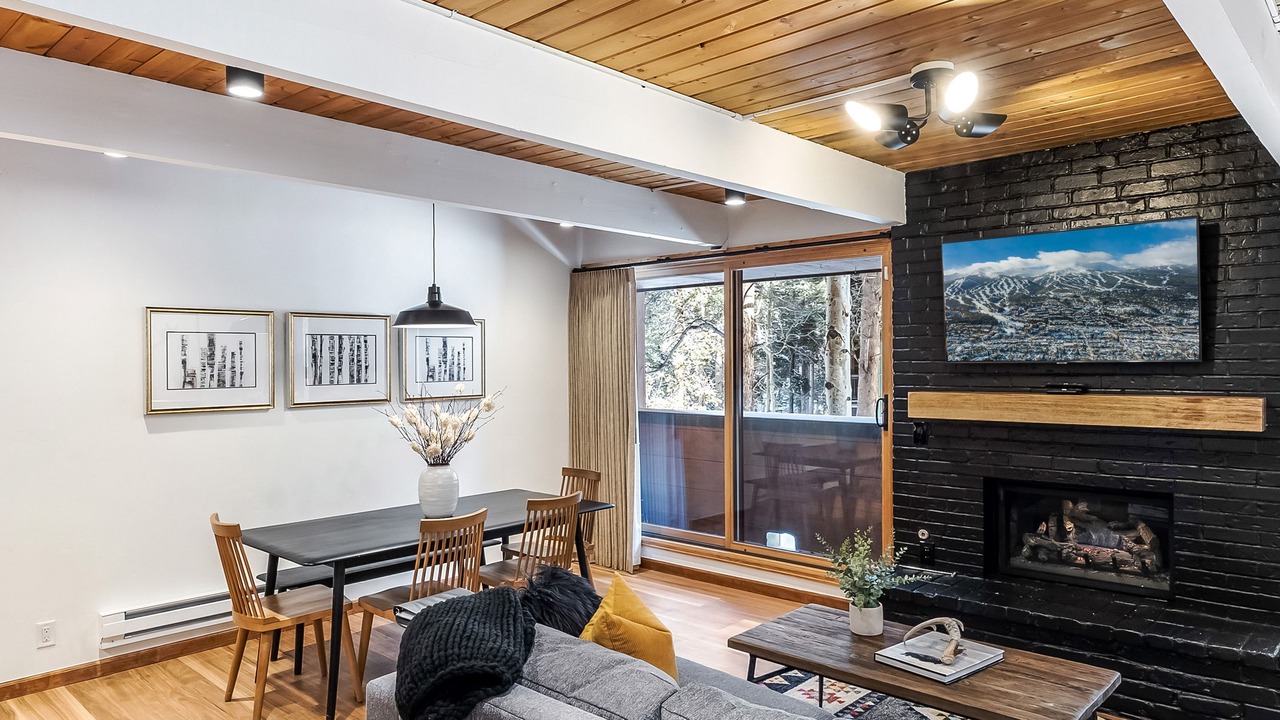 Photo of Livingroom in Peak 9