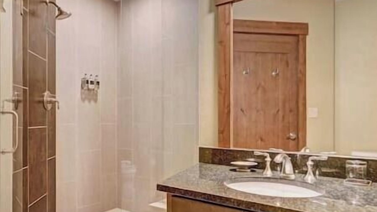 Photo of Bathroom in Peak 8