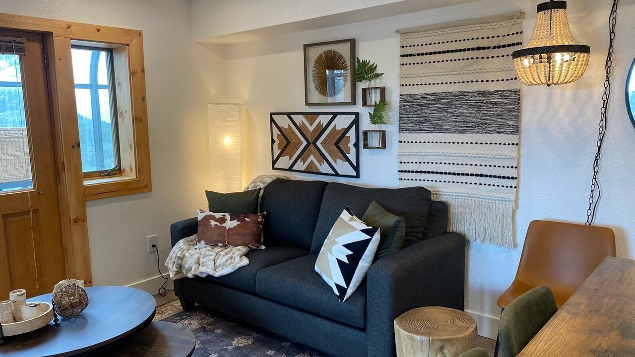 Photo of Livingroom in Richmond Hill Corridor