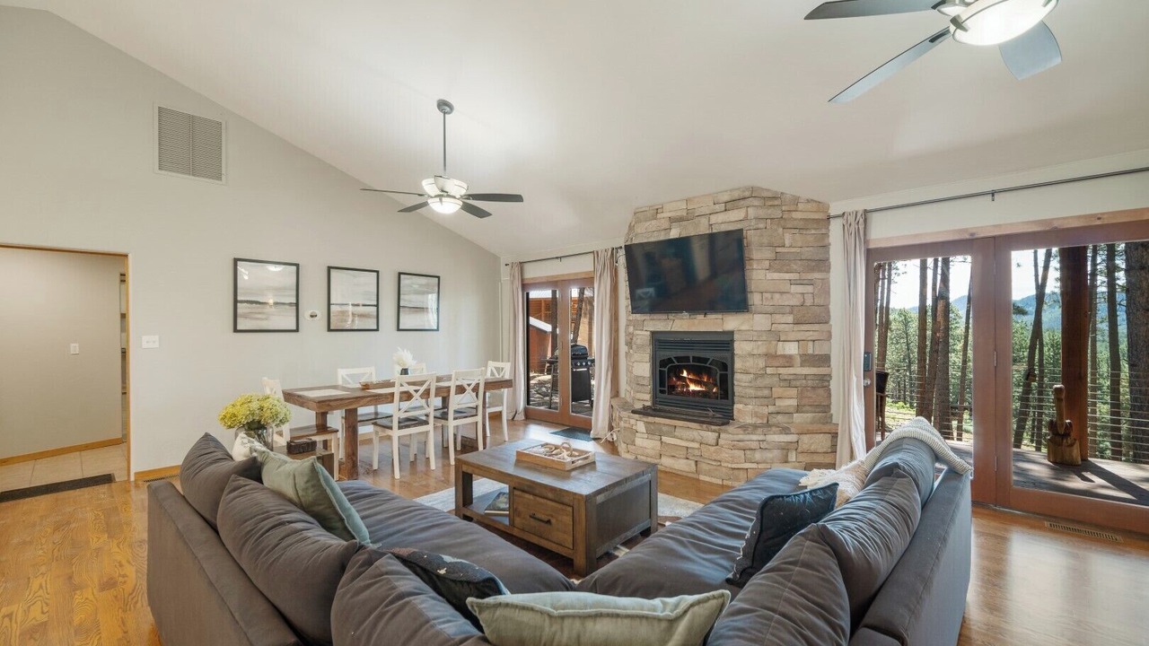Photo of Livingroom in Forest Lakes