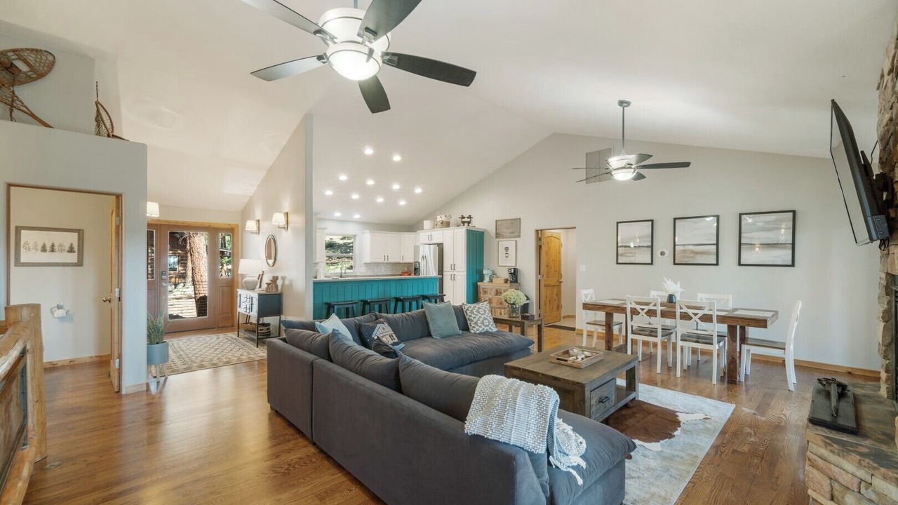 Photo of Livingroom in Forest Lakes
