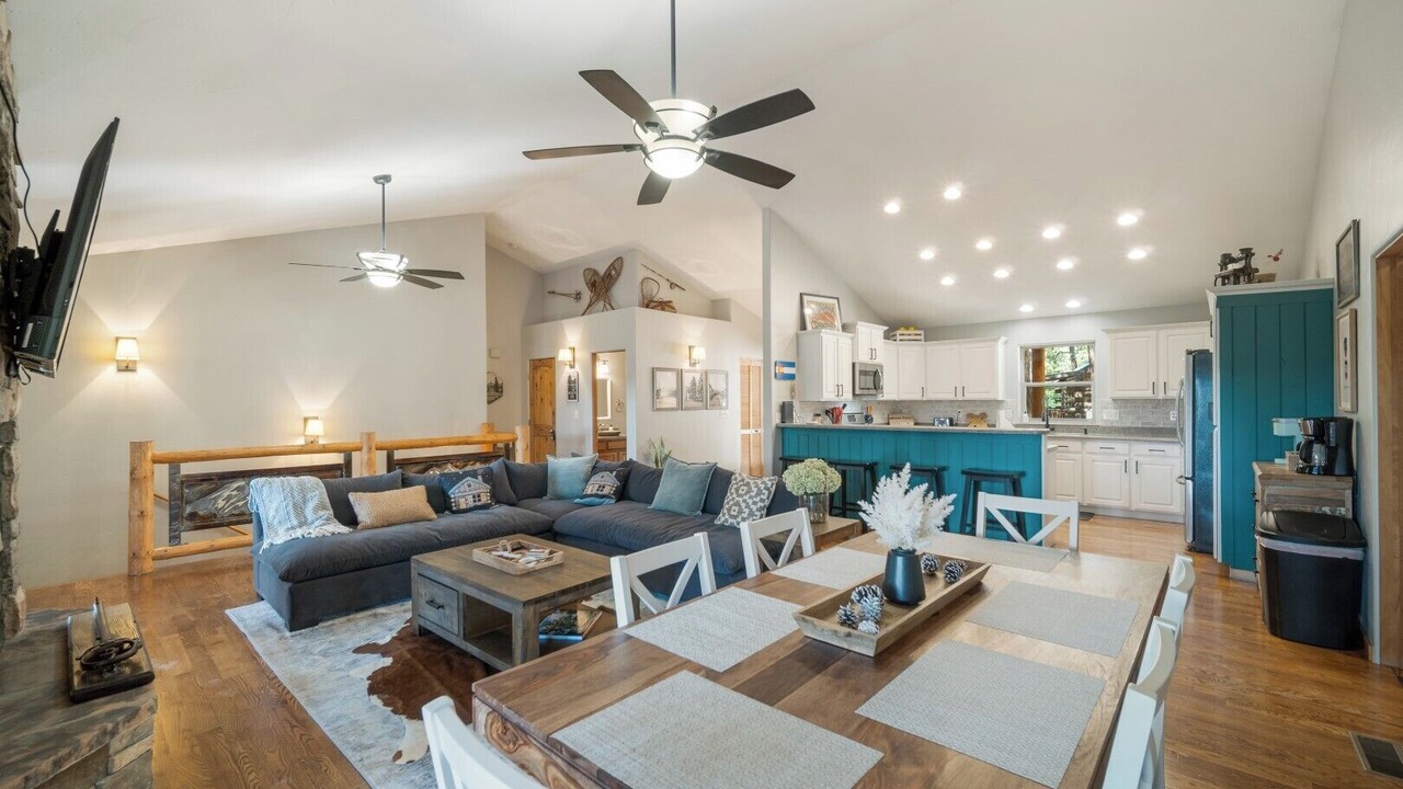 Photo of Livingroom in Forest Lakes