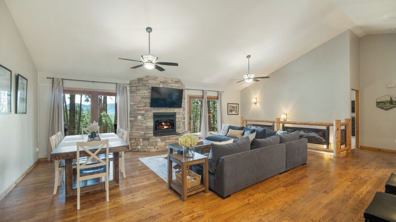 Photo of Livingroom in Forest Lakes