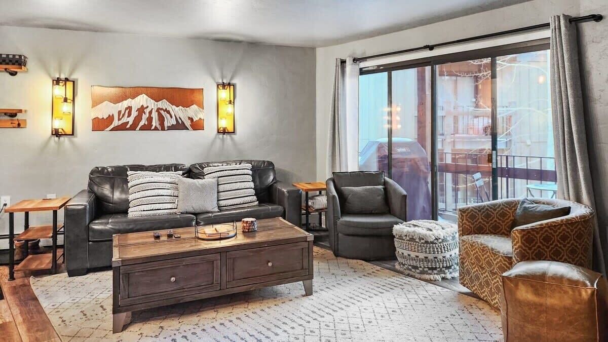 Photo of Livingroom in Peak 8
