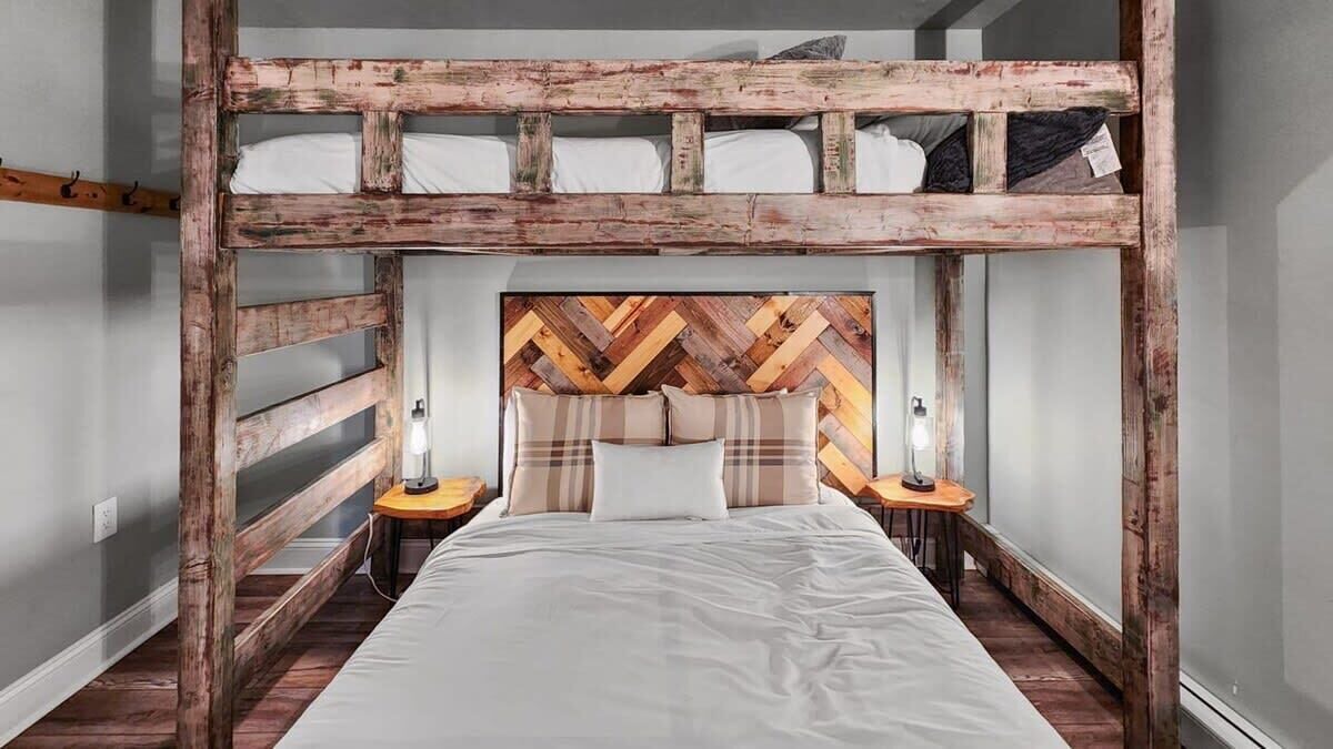 Photo of Bedroom in Peak 8