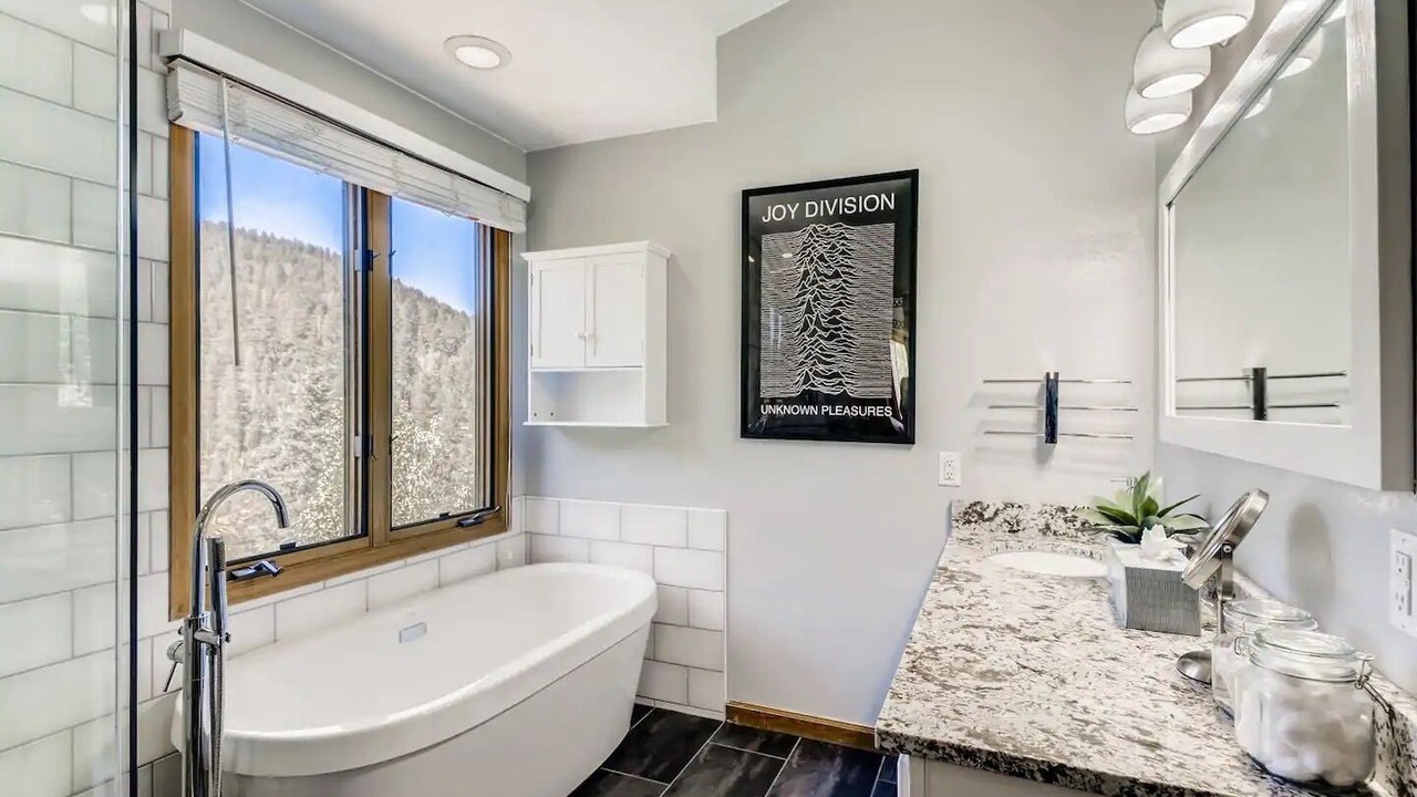 Photo of Bathroom in Pleasant Park Corridor