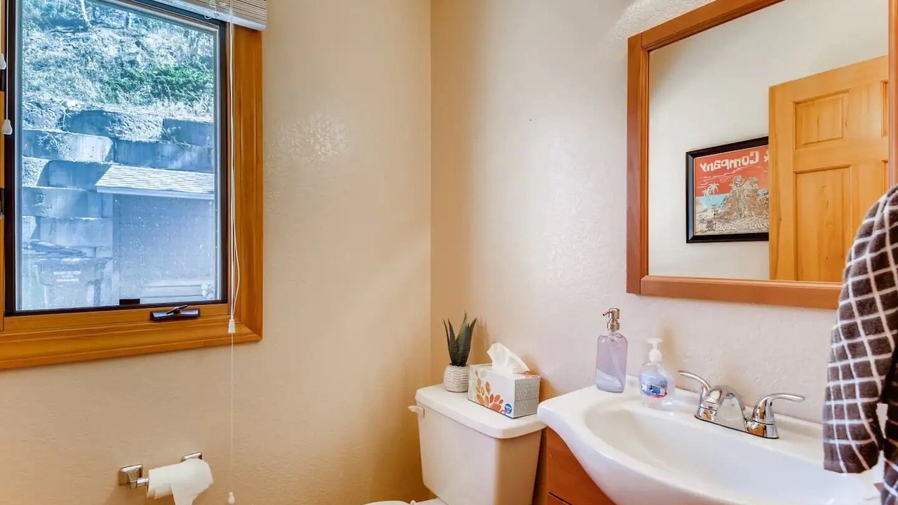 Photo of Bathroom in Pleasant Park Corridor