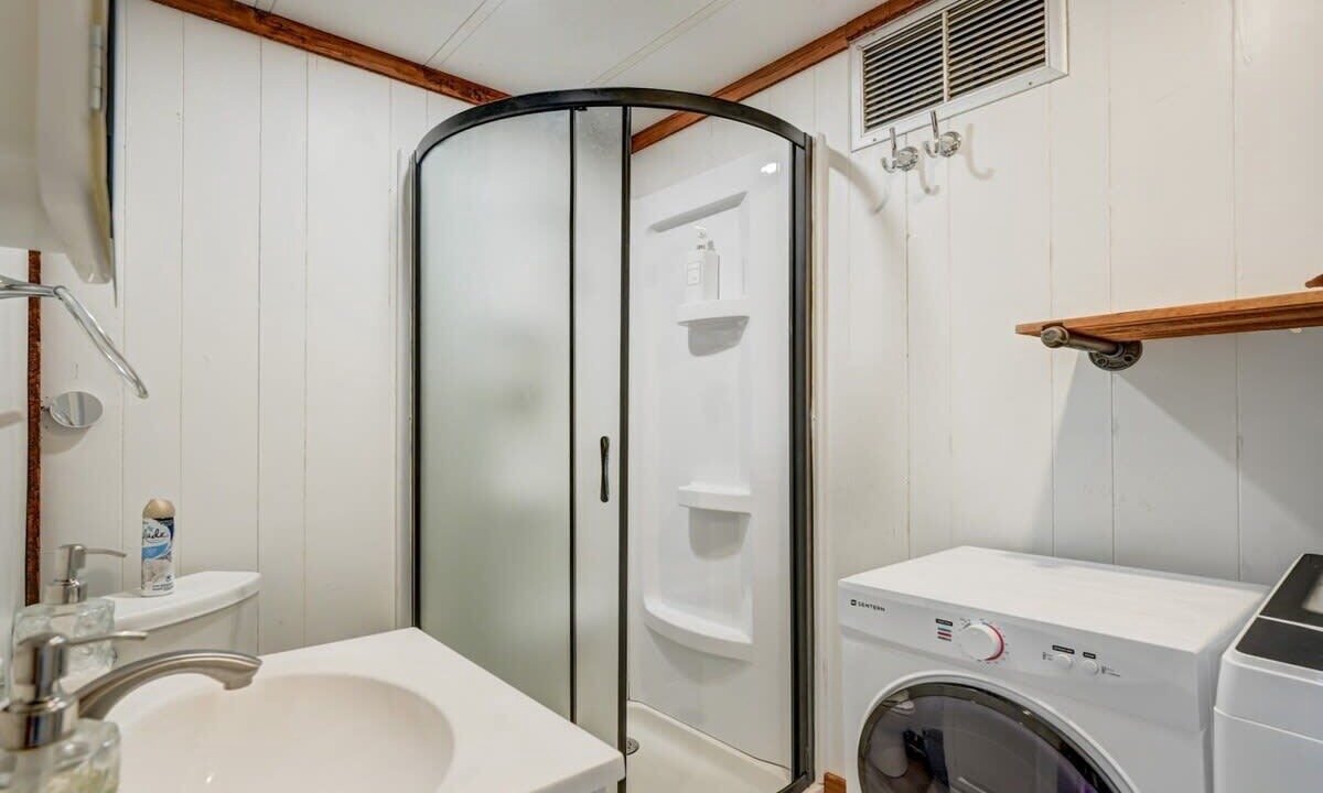 Photo of Bathroom in Larkspur