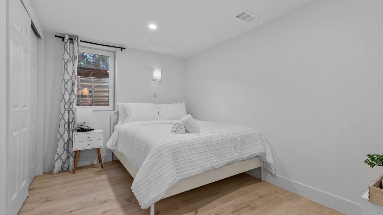 Photo of Bedroom in Mid-Lakewood