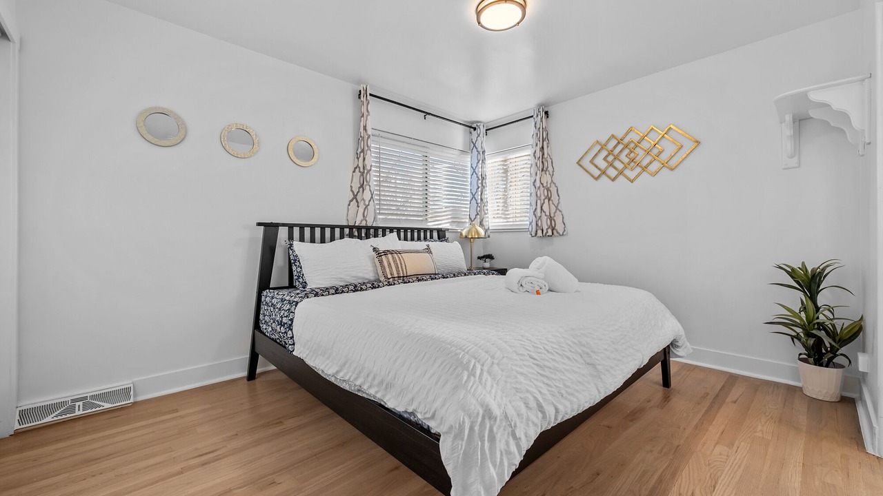 Photo of Bedroom in Mid-Lakewood