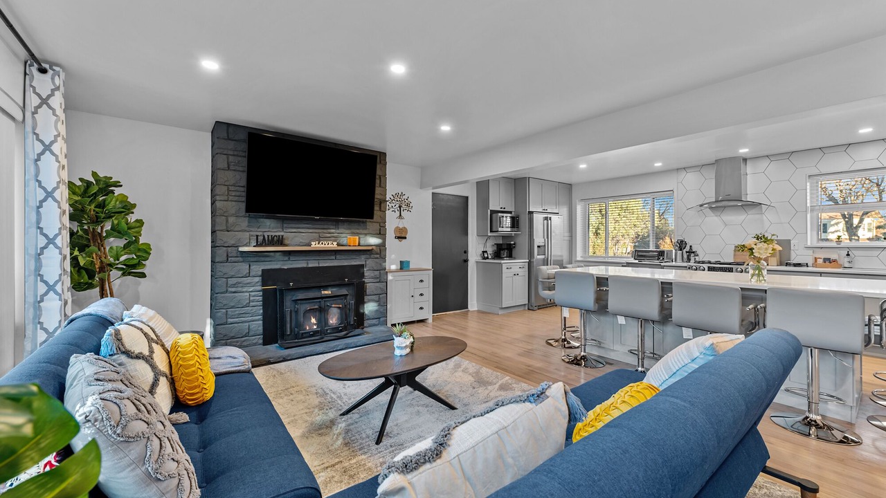 Photo of Livingroom in Mid-Lakewood