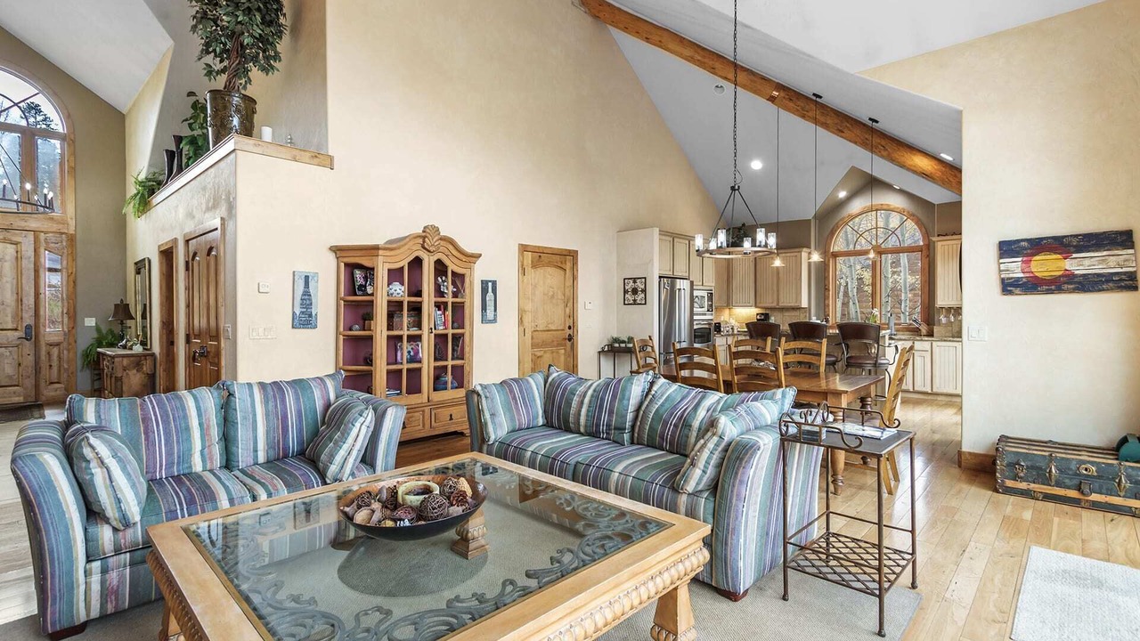Photo of Livingroom in Three Peaks