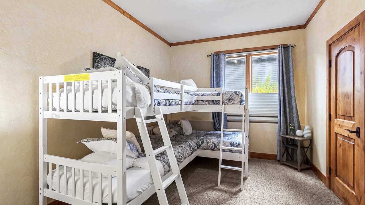 Photo of Bedroom in Three Peaks