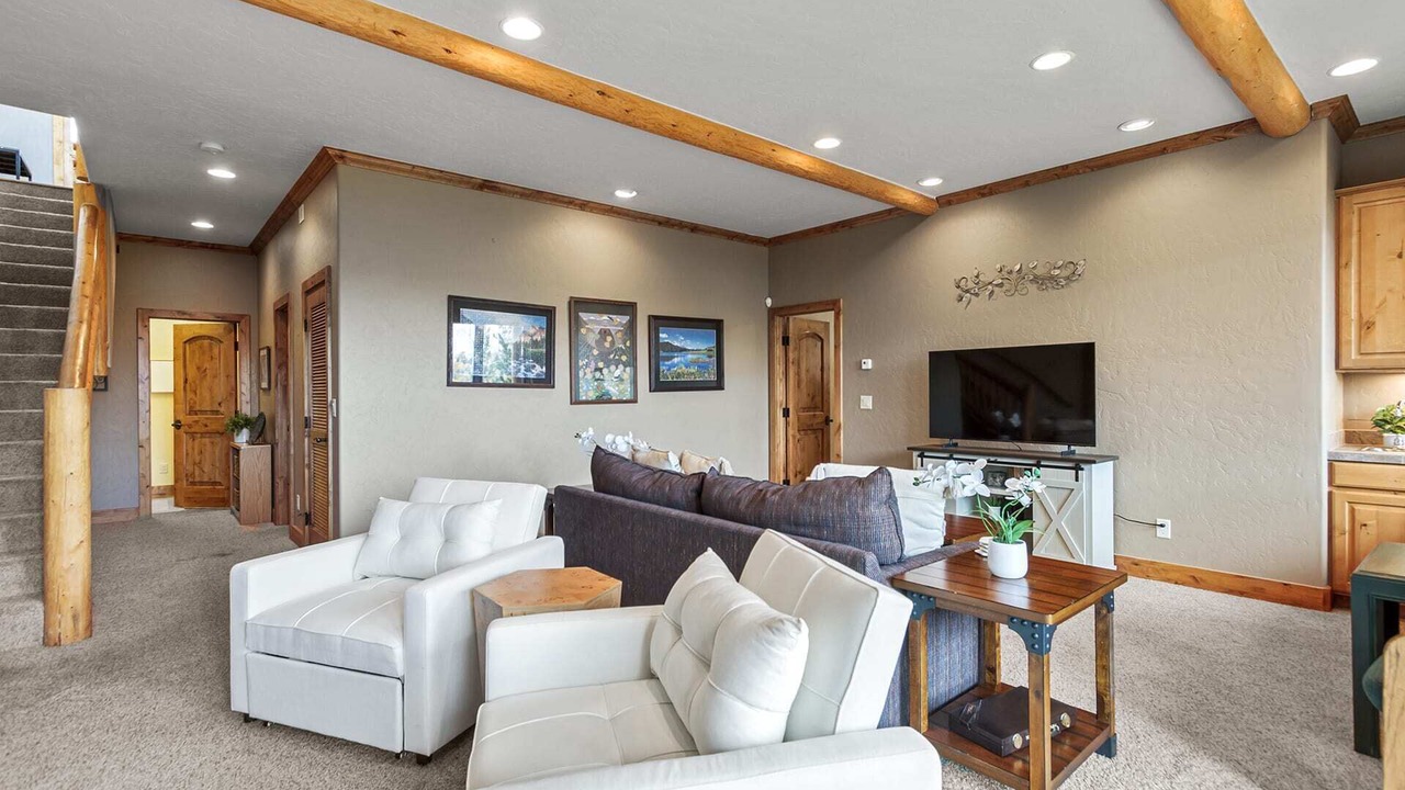 Photo of Livingroom in Three Peaks
