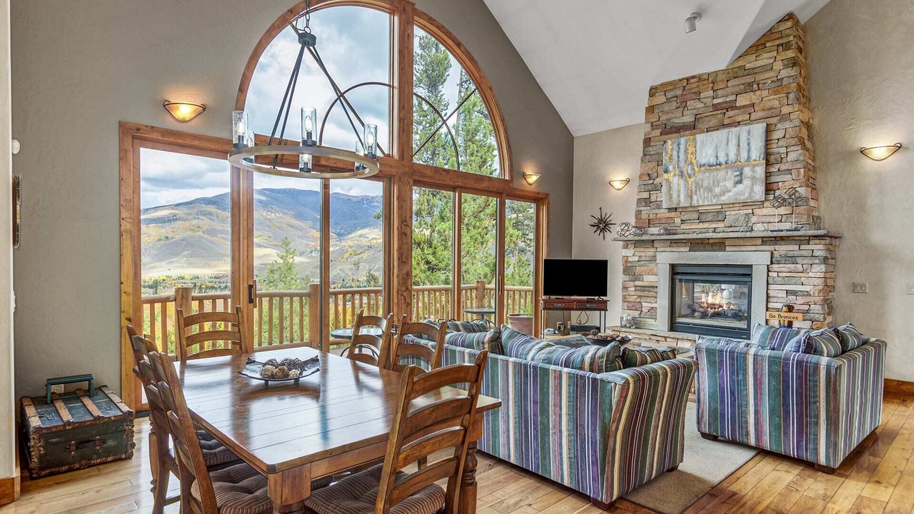 Photo of Livingroom in Three Peaks