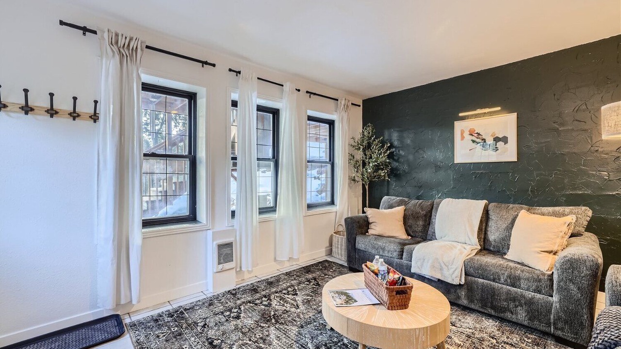 Photo of Livingroom in Shadow Mountain
